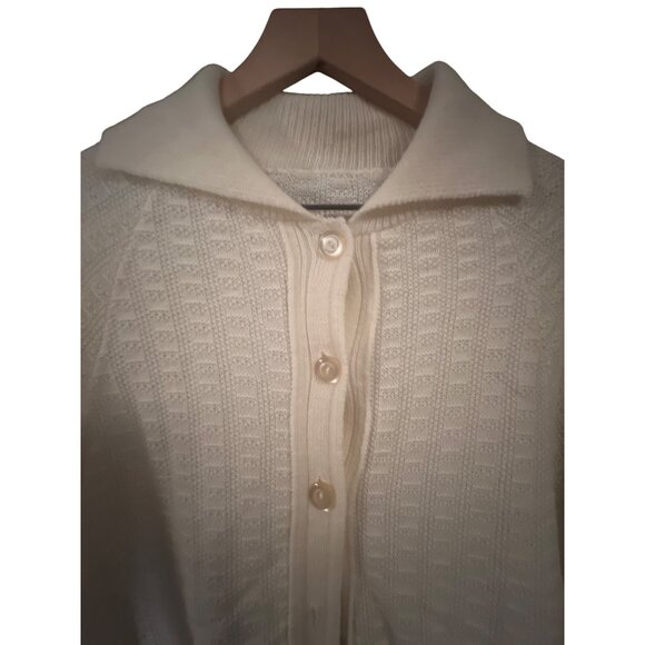 Vintage Style White Fringe Button-Up Knit Poncho With Collar - Picture 4 of 5